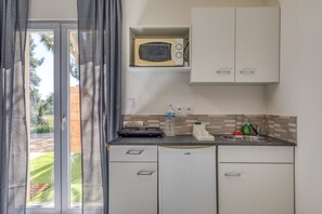 Fridge, microwave, stovetop, cookware/dishes/utensils - Studio Apartment '' with Shared Garden (Poussan)
