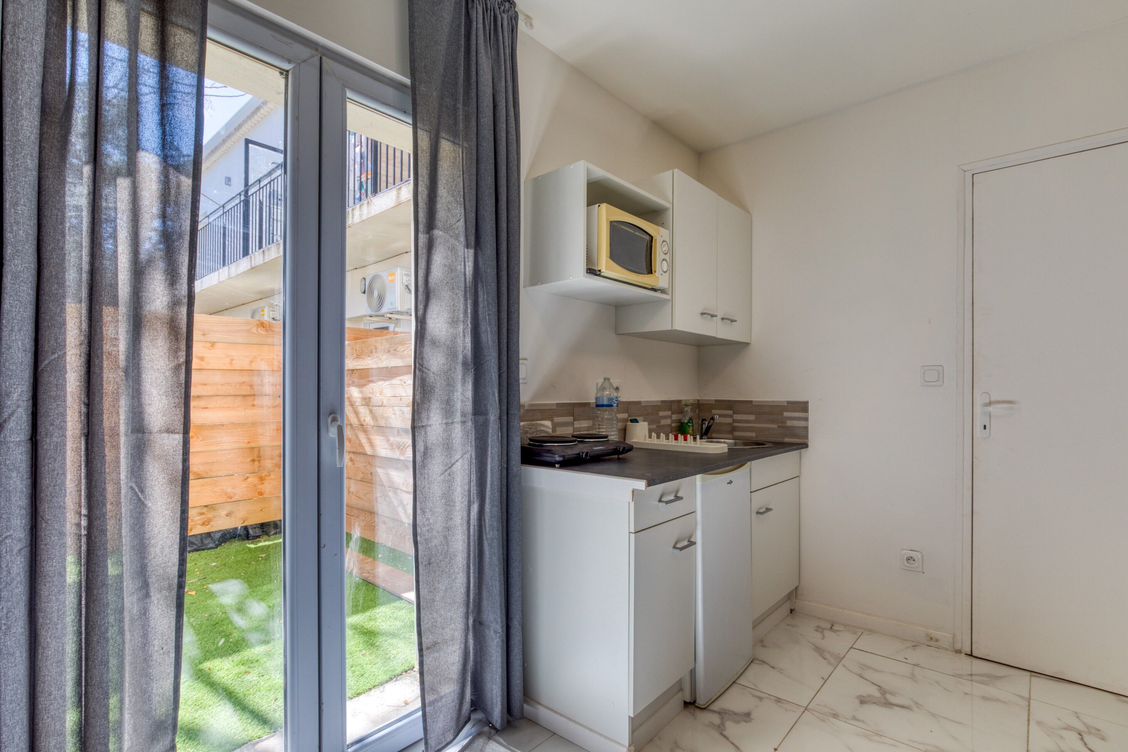 Fridge, microwave, stovetop, cookware/dishes/utensils