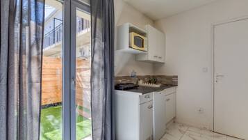 Fridge, microwave, stovetop, cookware/dishes/utensils