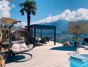 A rooftop pool area with a hanging chair, lounge chairs, a pergola, and a view of the landscape. - Apartment 'Magdalena' with Mountain View, Shared Pool and Wi-Fi (Marling)