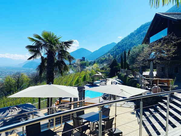 Outdoor dining - Apartment 'Magdalena' with Mountain View, Shared Pool and Wi-Fi (Marling)