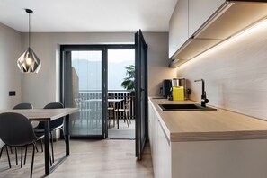 Frigorifero, forno, piano cottura, lavastoviglie