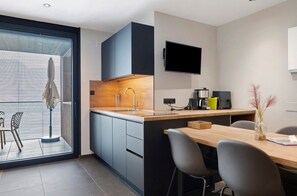 Fridge, oven, stovetop, dishwasher