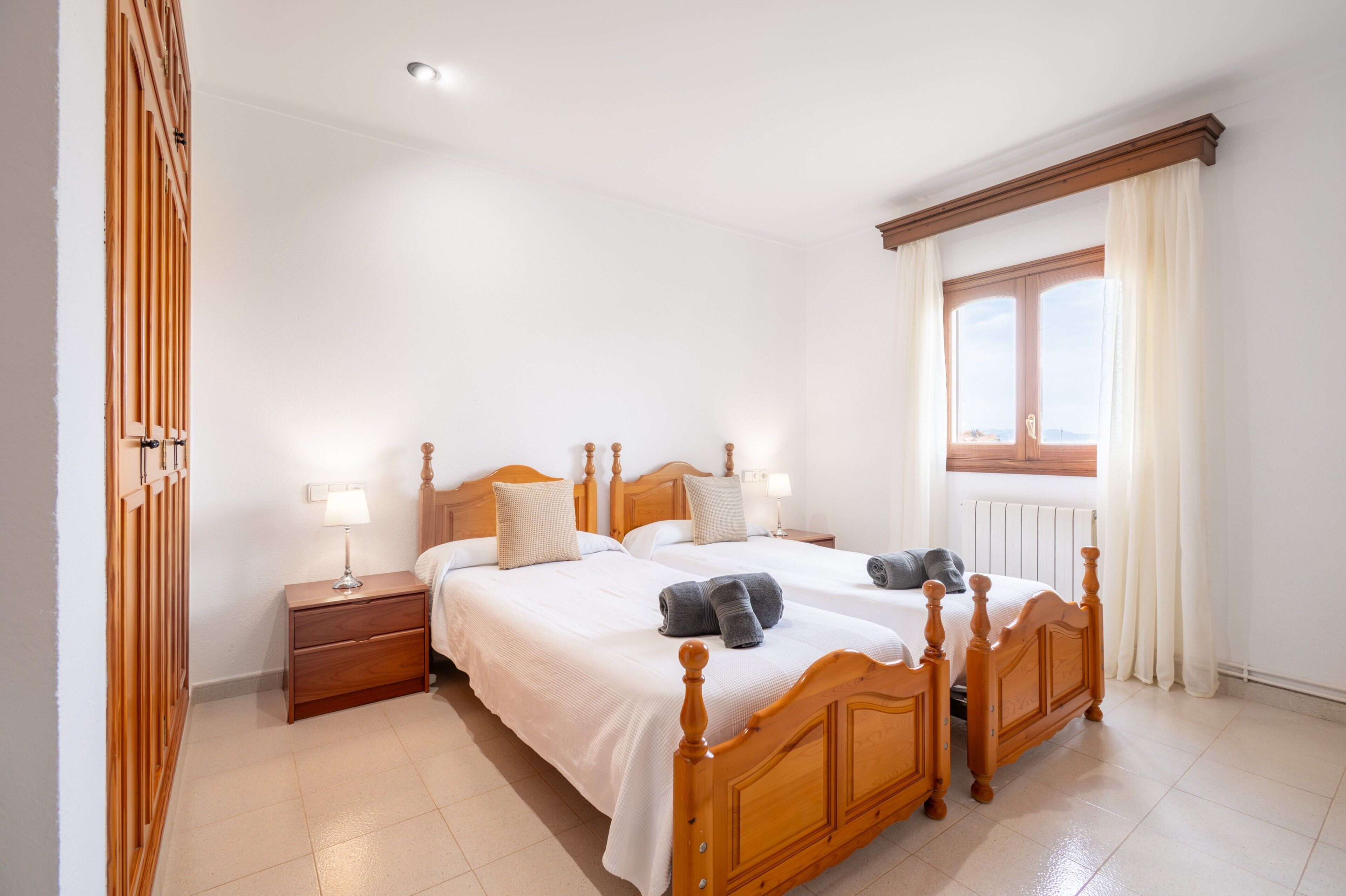 5 bedrooms, iron/ironing board, free WiFi, bed sheets