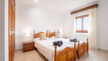 5 bedrooms, iron/ironing board, free WiFi, bed sheets