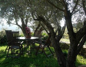 Outdoor dining - Country House 'El Rey' with Mountain View, Private Garden and Wi-Fi (Murillo De Gállego)