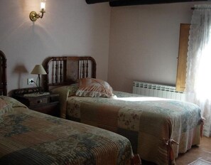 6 bedrooms, iron/ironing board, free WiFi, bed sheets - Country House 'El Rey' with Mountain View, Private Garden and Wi-Fi (Murillo De Gállego)