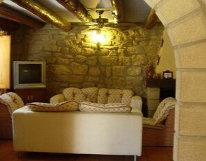 TV, fireplace, stereo - Country House 'El Rey' with Mountain View, Private Garden and Wi-Fi (Murillo De Gállego)
