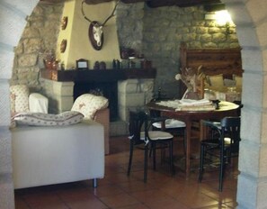 Interior - Country House 'El Rey' with Mountain View, Private Garden and Wi-Fi (Murillo De Gállego)