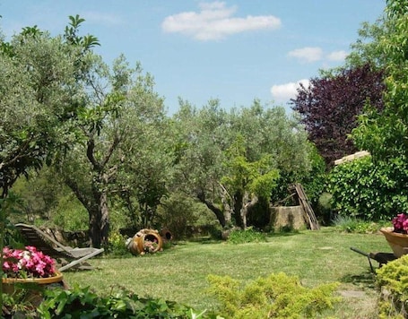 Parco della struttura. Casa di campagna 'El Rey' con vista sulle montagne, giardino privato e Wi-Fi
