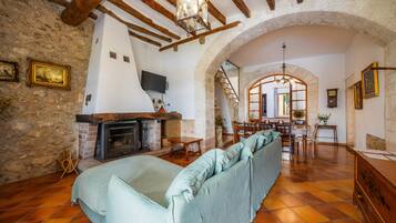 Télévision, cheminée