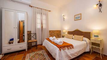 4 bedrooms, iron/ironing board, free WiFi, bed sheets