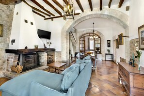 Una televisión, una chimenea