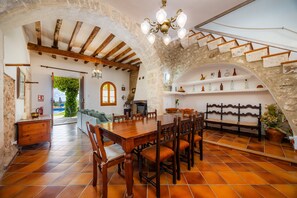 Dining - Villa 'Gran' with Mountain View, Wi-Fi and Air Conditioning (Selva)