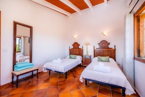 4 bedrooms, iron/ironing board, free WiFi, bed sheets