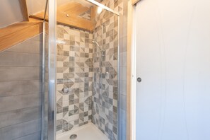 Shower, hair dryer, towels - Authentic Chalet in the Heart of the Pyrenees – Nature, Hiking & Relaxation (Ouzous)