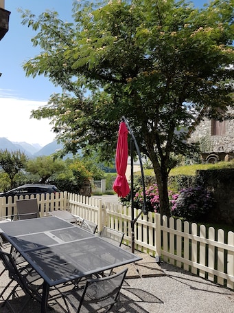 Outdoor dining. Charming Mountain Retreat – Renovated Shepherd’s House, Hiking & Ski Nearby