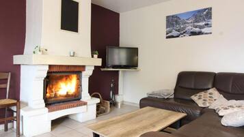 Televisión, chimenea y tenis de mesa