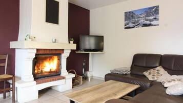 Televisio, takka, pöytätennispöytä