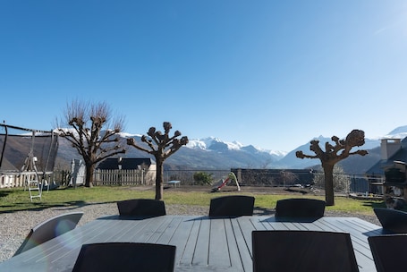 Outdoor dining. Gîte d'Ayzi – Charming Rental with Panoramic Views, Ideal for Families or Friends, 15 Minutes from Lourdes