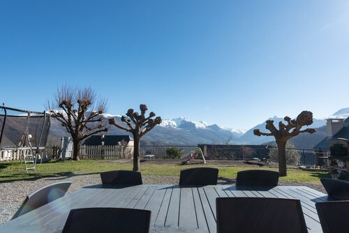 Gîte d'Ayzi – Charming Rental with Panoramic Views, Ideal for Families or Friends, 15 Minutes from Lourdes