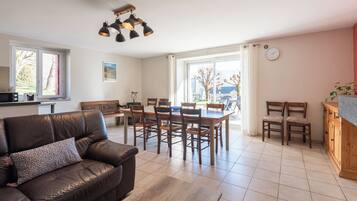 Televisie, een open haard en een tafeltennistafel