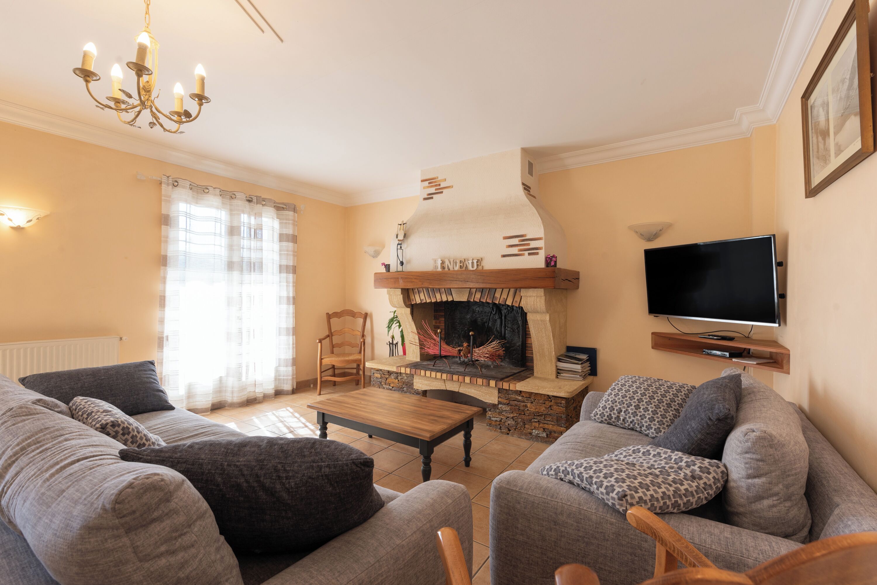 Télévision, cheminée