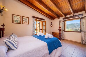 2 bedrooms, iron/ironing board, free WiFi