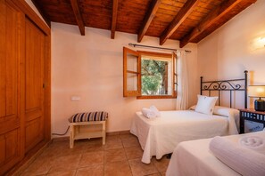 2 bedrooms, iron/ironing board, free WiFi