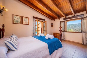 2 bedrooms, iron/ironing board, free WiFi