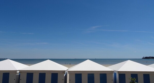 Una spiaggia nelle vicinanze
