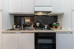 Køleskab, ovn, kogeplade, kaffe-/temaskine