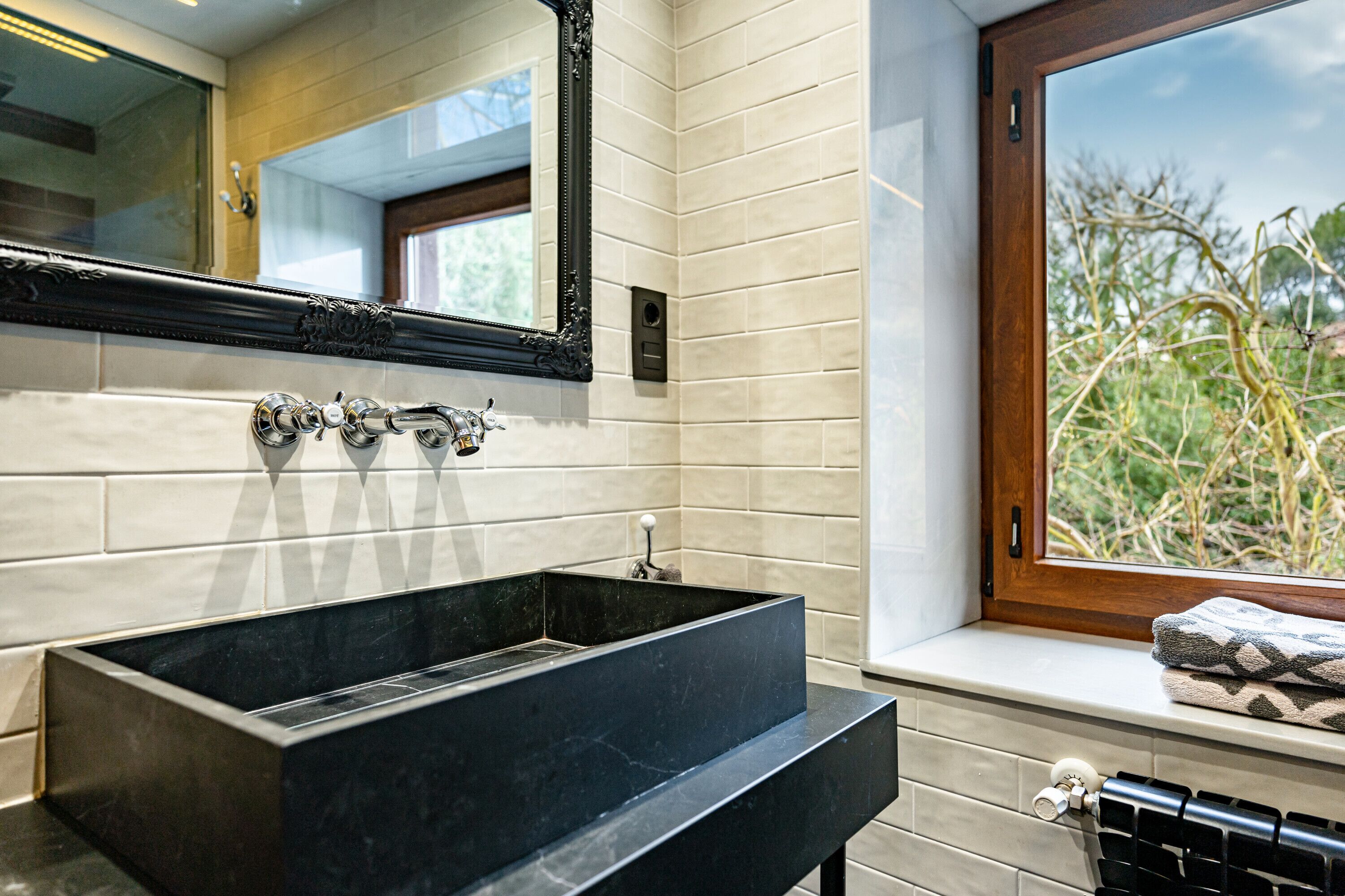 Douche, sèche-cheveux, serviettes fournies