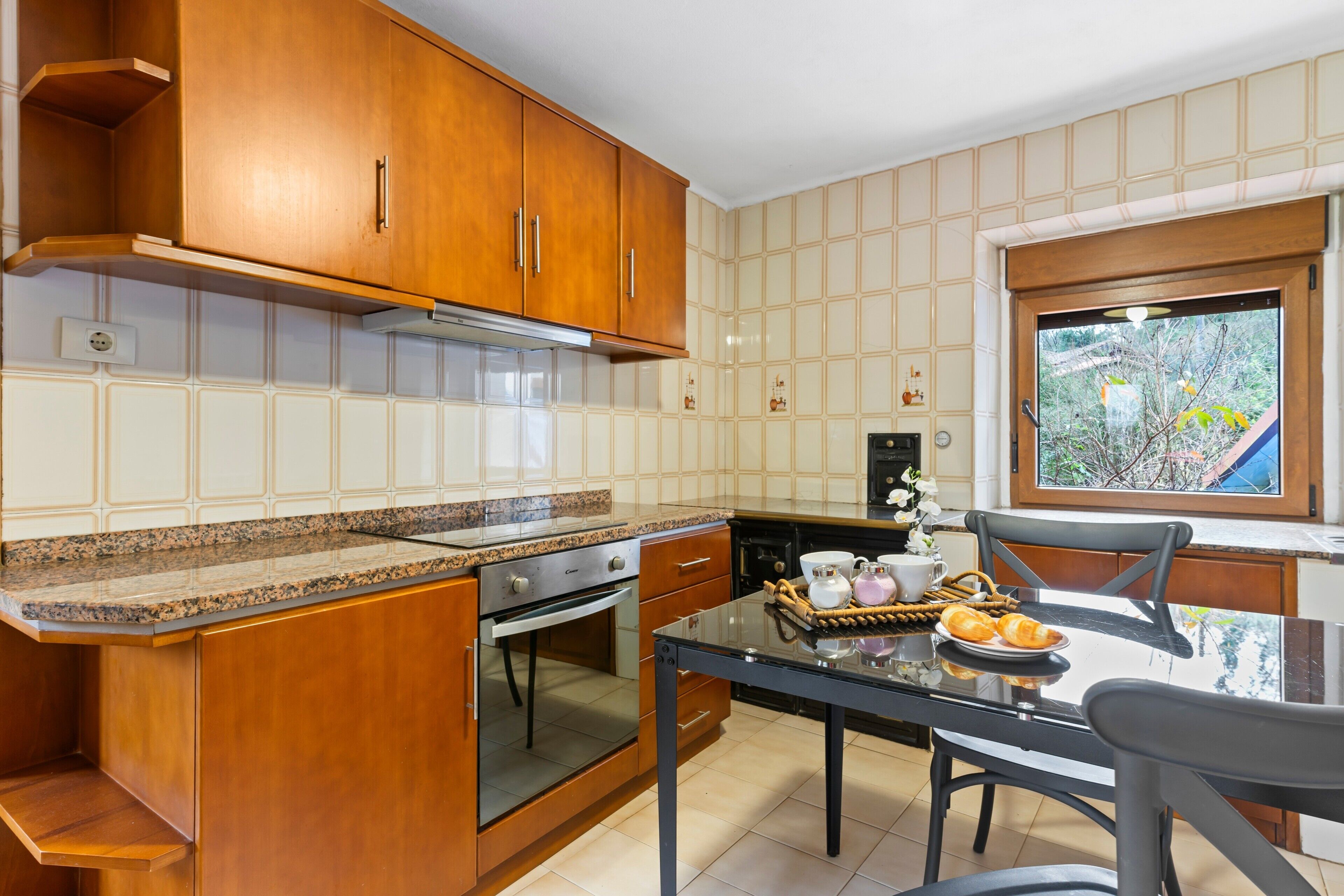 Fridge, oven, stovetop, coffee/tea maker