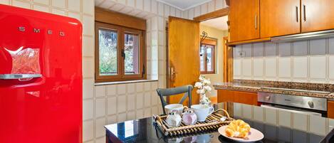 Fridge, oven, stovetop, coffee/tea maker