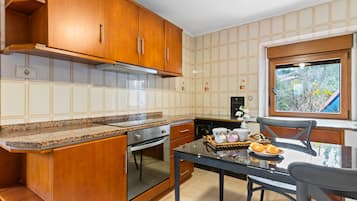 Fridge, oven, stovetop, coffee/tea maker