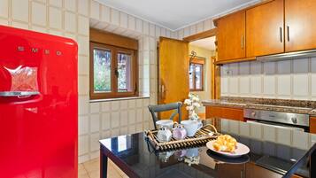 Kühlschrank, Ofen, Herdplatte, Wasserkocher mit Kaffee-/Teezubehör