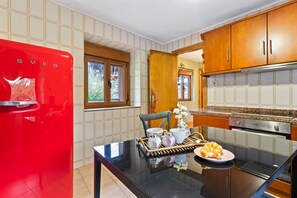 Réfrigérateur, four, plaque de cuisson, cafetière/bouilloire