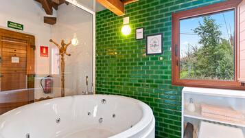 Douche, sèche-cheveux, serviettes fournies