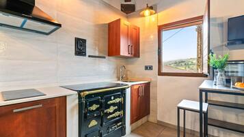 Kühlschrank, Herdplatte, Wasserkocher mit Kaffee-/Teezubehör