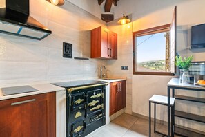 Jääkaappi, liesi, kahvin-/teenkeitin