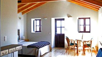 4 slaapkamers, een strijkplank/strijkijzer, gratis wifi, beddengoed