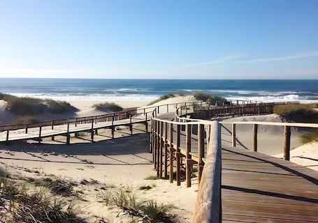 Beach nearby. Holiday Home 'Casa Do Cais' with Sea View, Wi-Fi and Air Conditioning