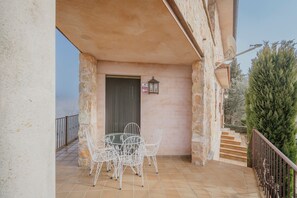 Outdoor dining - Country House 'La Panera' with Mountain View, Private Terrace and Wi-Fi (Castrojimeno)