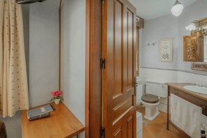 Shower, hair dryer, towels - Country House 'La Panera' with Mountain View, Private Terrace and Wi-Fi (Castrojimeno)