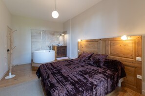 2 bedrooms, iron/ironing board, free WiFi, bed sheets - Apartment 'Le Maronnier' with Shared Pool, Wi-Fi and Air Conditioning (Saint-Germain)