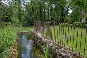 Property grounds - Apartment 'Le Maronnier' with Shared Pool, Wi-Fi and Air Conditioning (Saint-Germain)