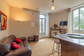 TV - Apartment 'Le Maronnier' with Shared Pool, Wi-Fi and Air Conditioning (Saint-Germain)