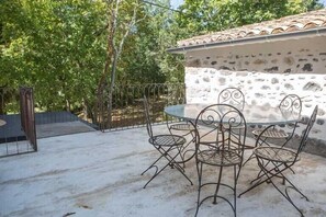 Outdoor dining - Apartment 'Le Peuplier' with Shared Pool, Wi-Fi and Air Conditioning (Saint-Germain)