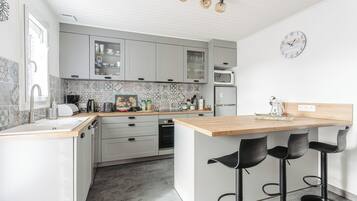 Frigorífico, microondas, horno y placa de cocina